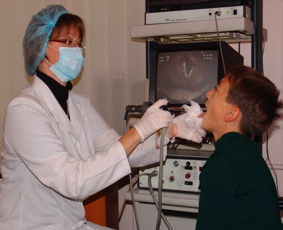 Рис. 5 Видеоэндостробоскопическое исследование гортани жестким эндоскопом Рис. 5 Видеоэндостробоскопическое исследование гортани жестким эндоскопом