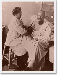 Массаж руки раненого, 1914 г. Массаж руки раненого, 1914 г.