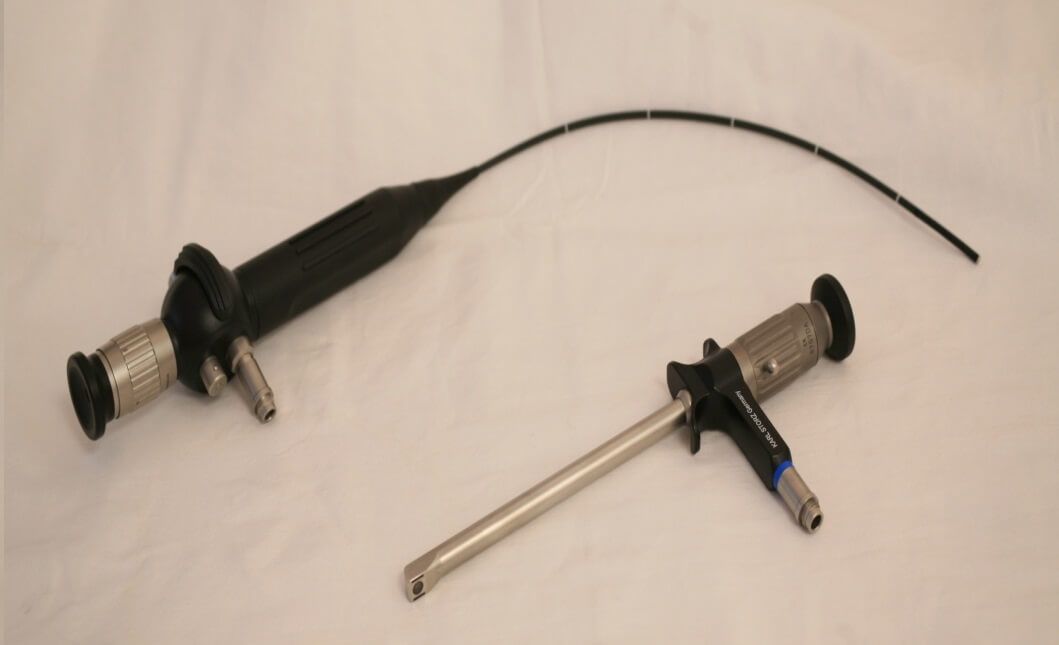 Рис. 2 Гибкий и жесткий эндоскопы Рис. 2 Гибкий и жесткий эндоскопы