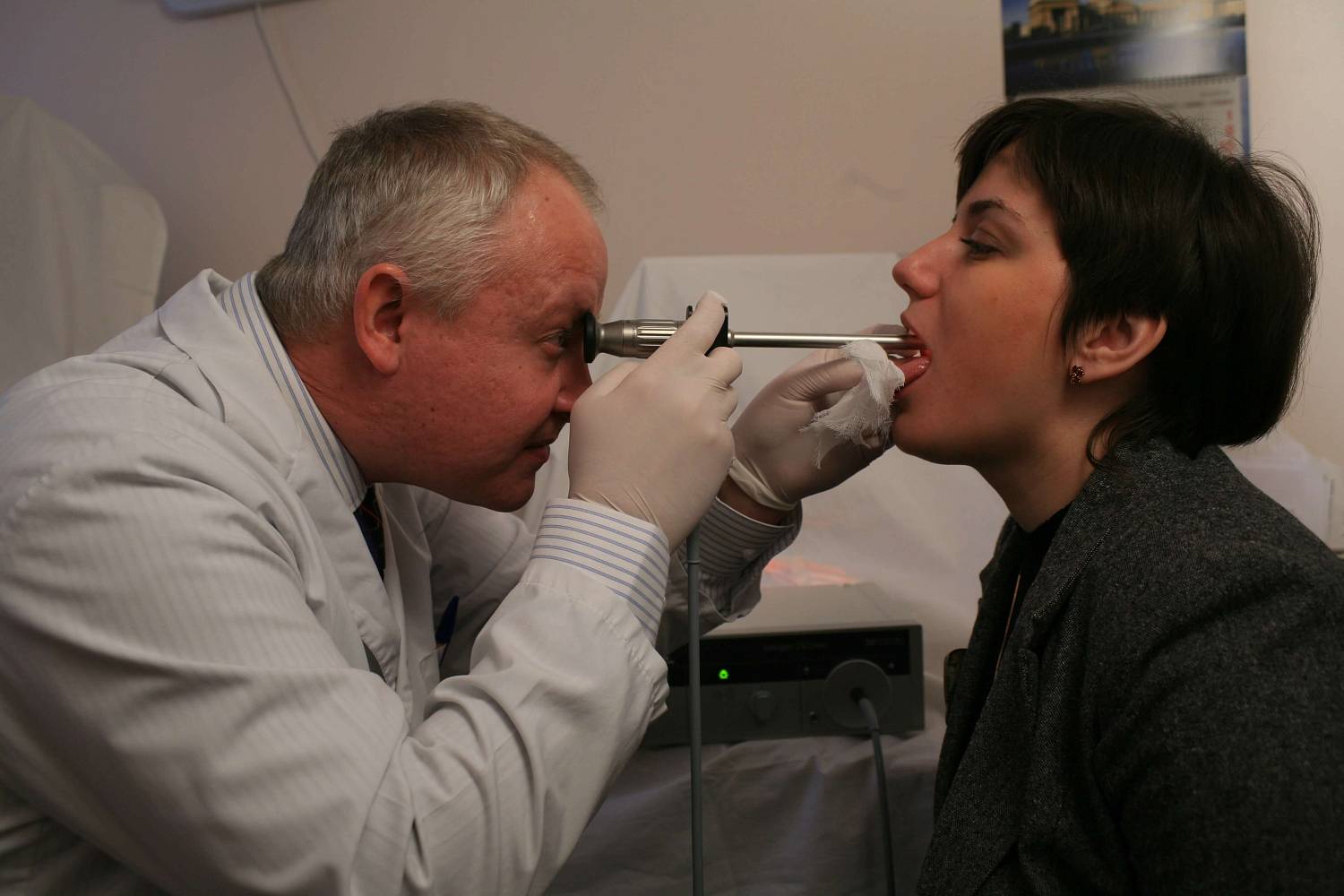 Рис.3 Эндоскопическое исследование гортани жестким эндоскопом Рис.3 Эндоскопическое исследование гортани жестким эндоскопом